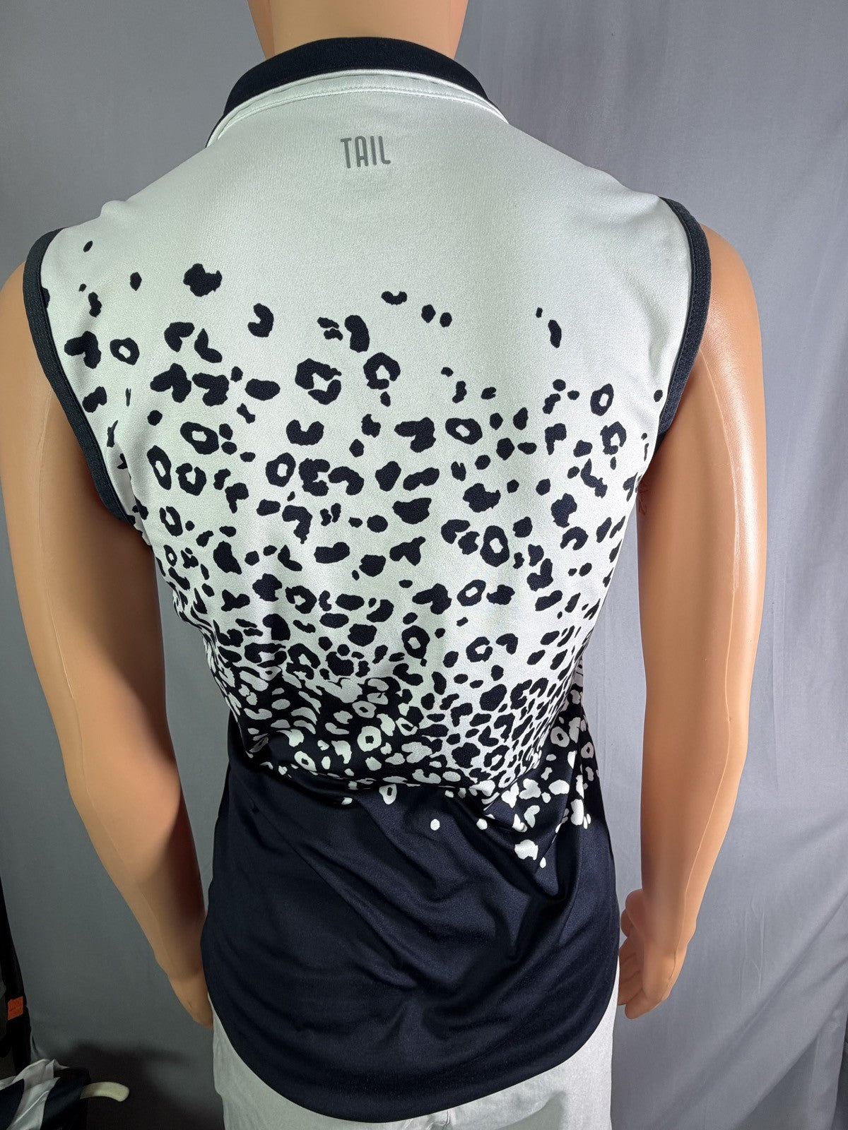 Tail sleeveless polo, back