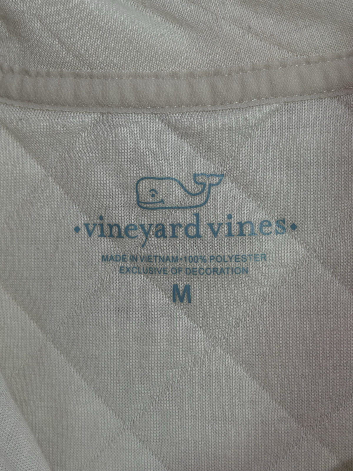 Vineyard Vines Quilted Pullover brand and size label